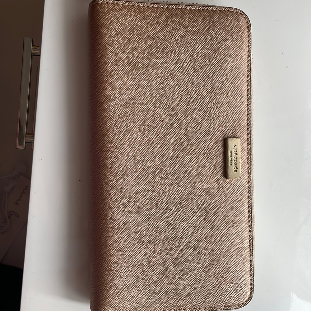 Kate Spade Leila Large Continental Wallet rose gold, gently used, good condition